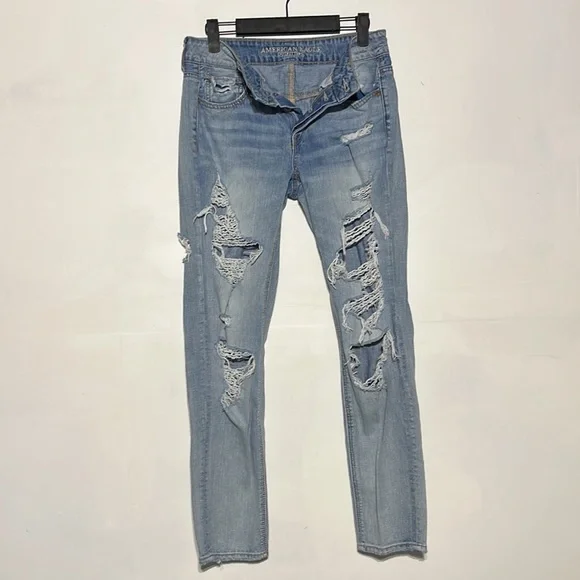 American Eagle Light Wash Distressed Tomgirl Denim Jeans Size 2 - Picture 5 of 11